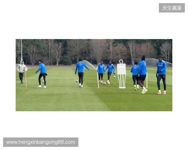 跟队：埃斯特旺参加了切尔西的公开训练，里斯、约恩森缺席