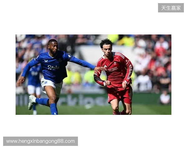 记者：琼斯正考虑结束16年红军生涯，维拉热刺国米有意